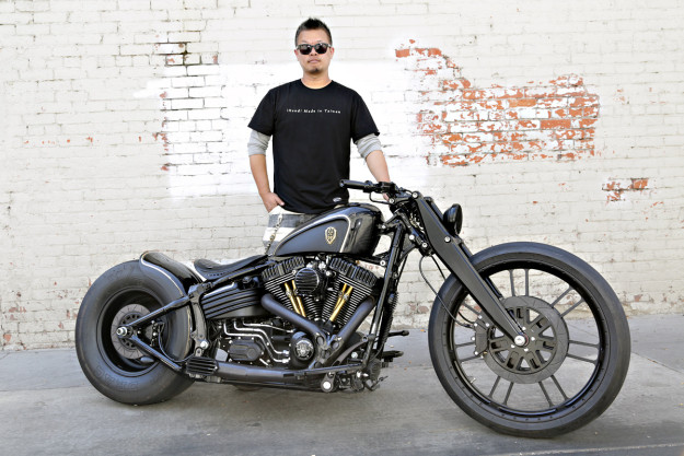 Canhão Dark: um costume Harley Softail Rocker C por Rough Crafts.