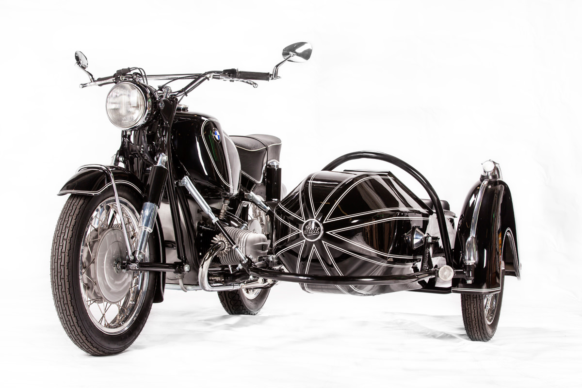South African BMW experts Cytech, and pairs a 1964 BMW R69S with a 50s-model Steib sidecar.