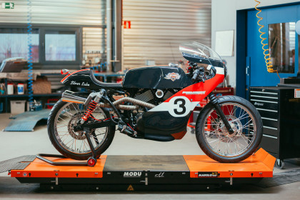 Joeri Van Ouytsel's old school racer, based on a Harley Street 750.