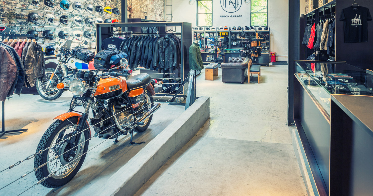 Найти магазин мотоциклы. Мотоцикл в интерьере магазина. Мото магазин в интерьере магазина. Лучшие магазины мотоциклов. Гараж для мотоцикла.