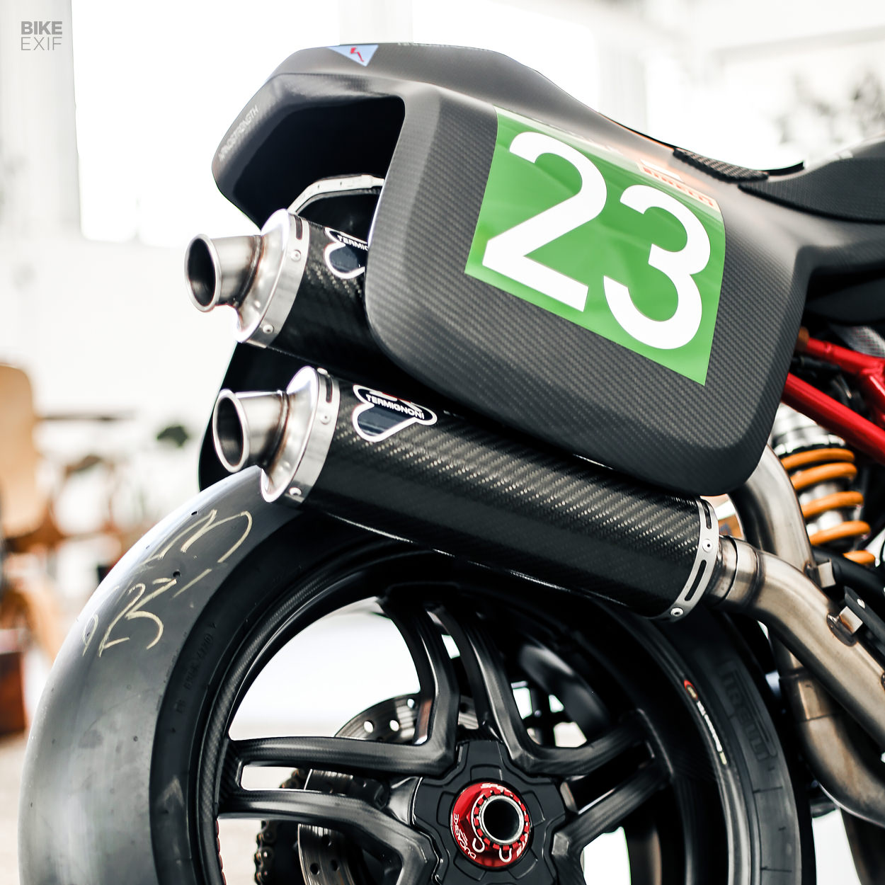 Ducati Monster S4RS通過耳機電機跟蹤賽車手