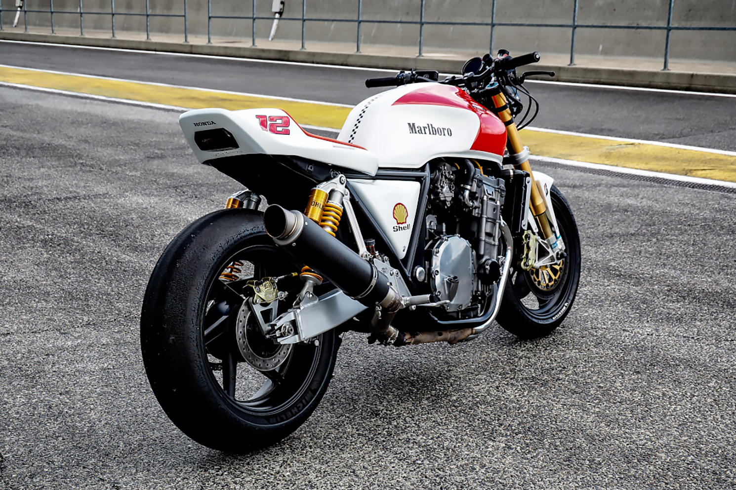 Motocicleta de corrida futurista baseada na ducati 916 sps