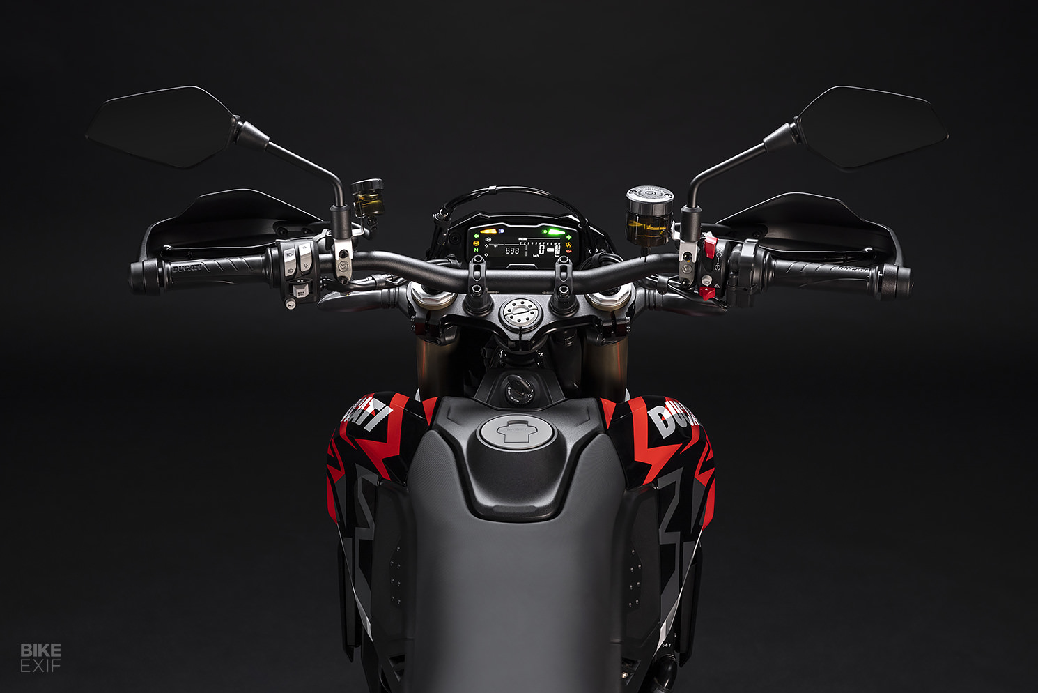 First look: The 77.5 hp Ducati Hypermotard 698 Mono supermoto - Bike EXIF -  BMWSportTouring
